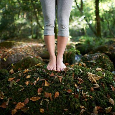 Fluya hacia el otoño con estas prácticas de yoga de 30 minutos