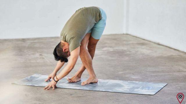 5 posturas de yoga fortalecedoras para aliviar el dolor de rodilla
