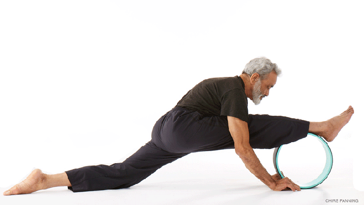 5 posturas para probar con una rueda de Dharma Yoga