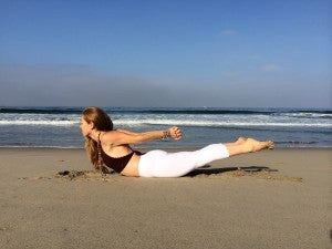5 posturas de yoga para surfistas: atrapa más olas con estas asanas