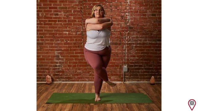 5 soluciones para posturas de yoga que resultan incómodas cuando tienes senos grandes