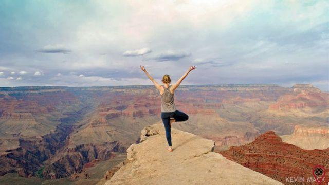 Yoga de senderismo: 4 posturas para la aventura perfecta en el sendero