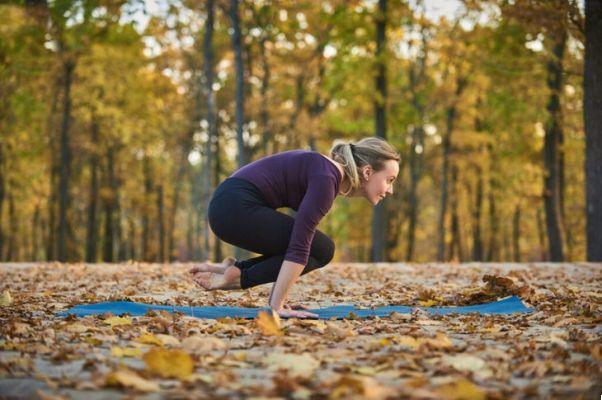 La postura de yoga más subestimada para fortalecer el núcleo