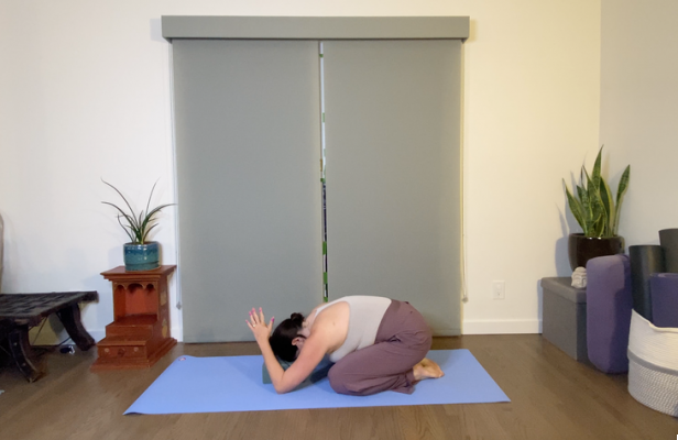 8 posturas de yoga para cuando tu energía necesita un impulso 
